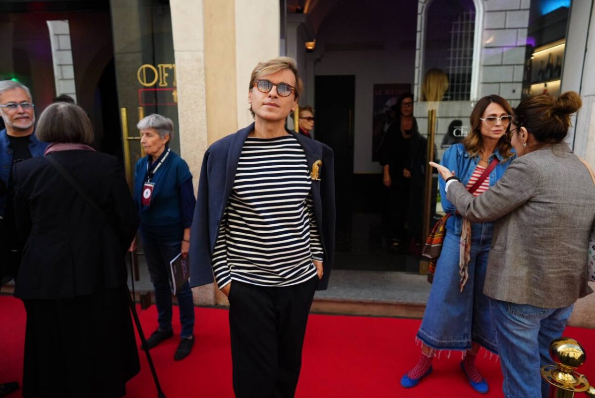 Off/Off Theatre, la nuova stagione: 30 spettacoli tra grandi protagonisti, cinema, nuove generazioni e intelligenza artificiale Off/Off Theatre, la nuova stagione: 30 spettacoli tra grandi protagonisti, cinema, nuove generazioni e intelligenza artificiale