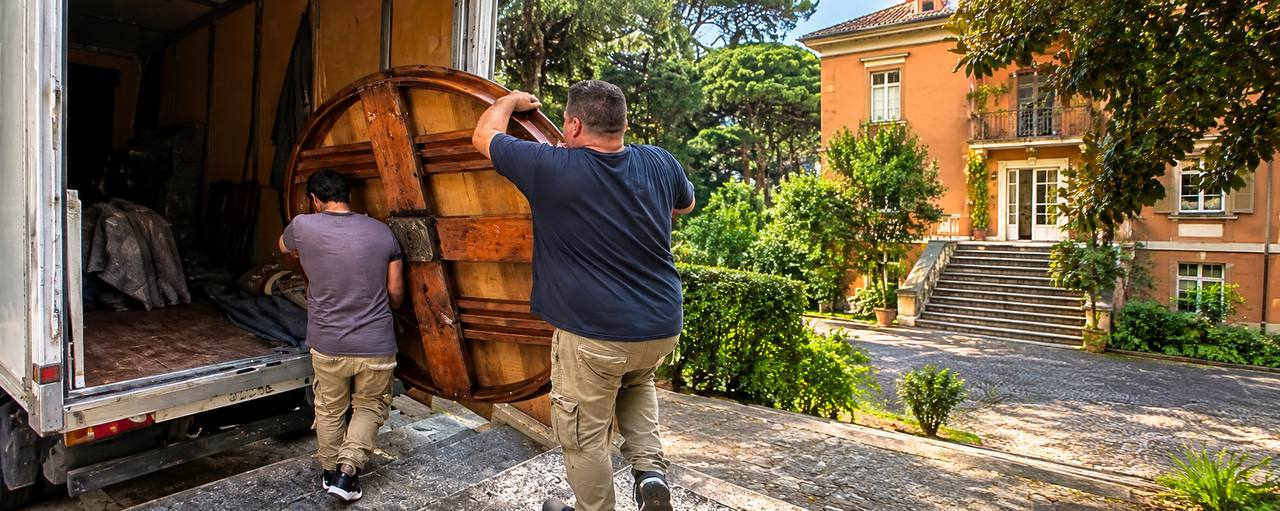 Villa Gucci, la caccia al tesoro al mercatino dell’usato: dai cimeli di famiglia al portapistola griffato