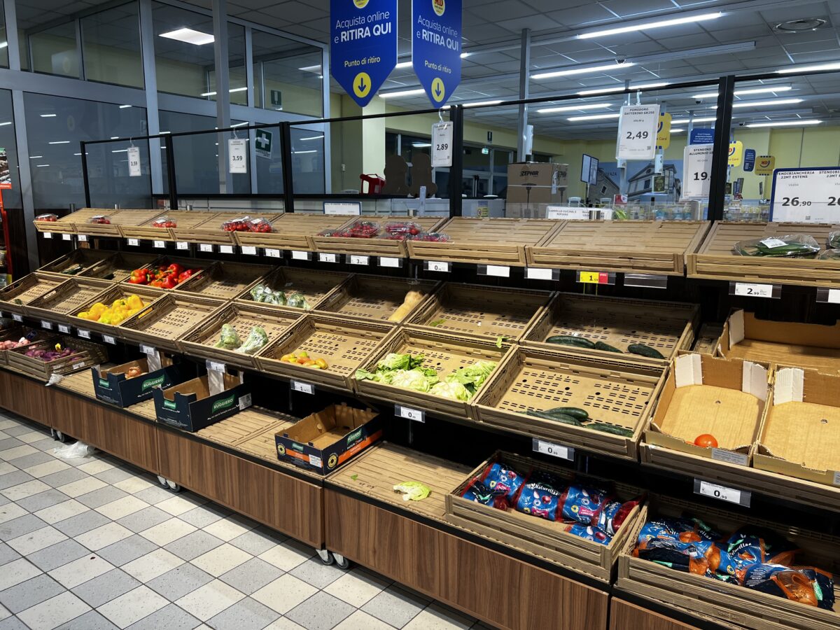 Il Sud fa rumore, ma chi lo ascolta? Tir fermi e scaffali ancora vuoti: le voci e le immagini dai supermercati. Il racconto da Potenza