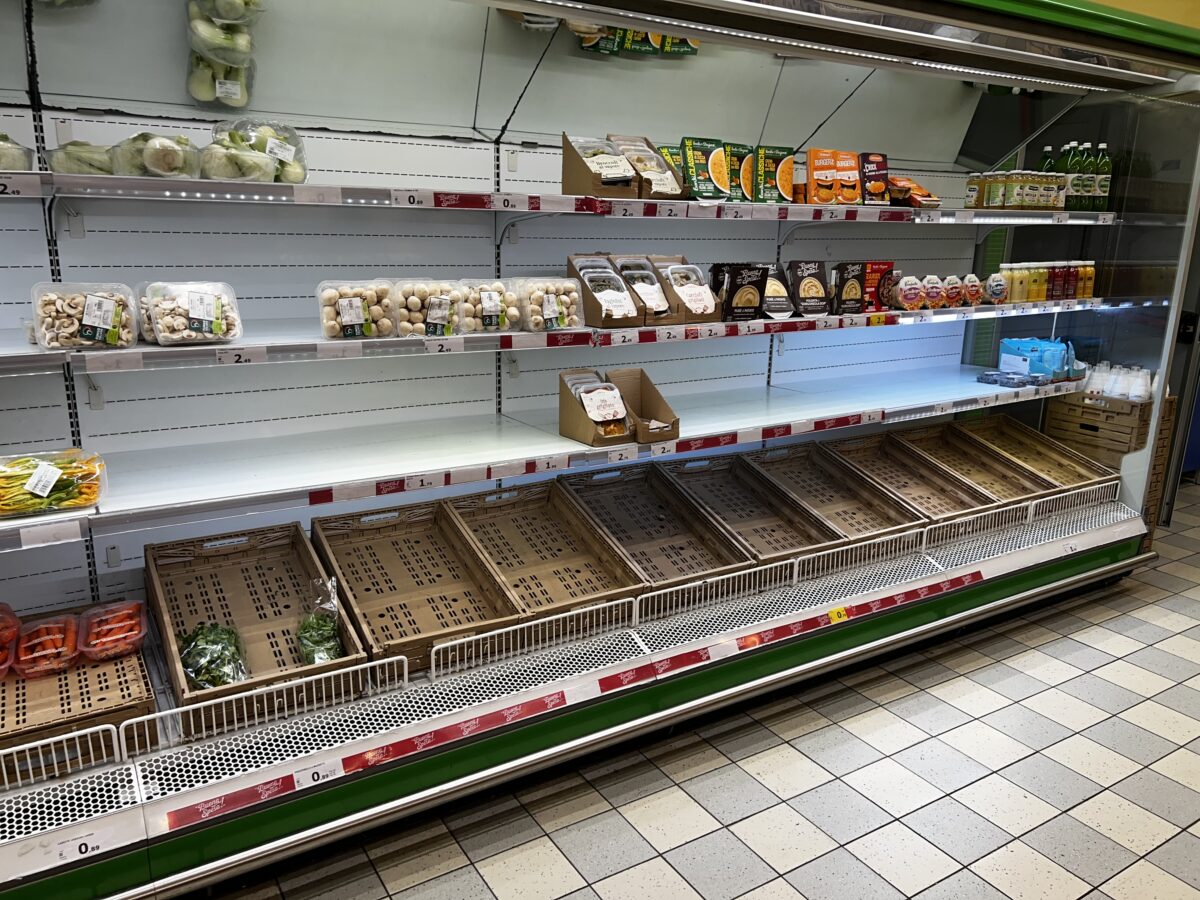 Il Sud fa rumore, ma chi lo ascolta? Tir fermi e scaffali ancora vuoti: le voci e le immagini dai supermercati. Il racconto da Potenza
