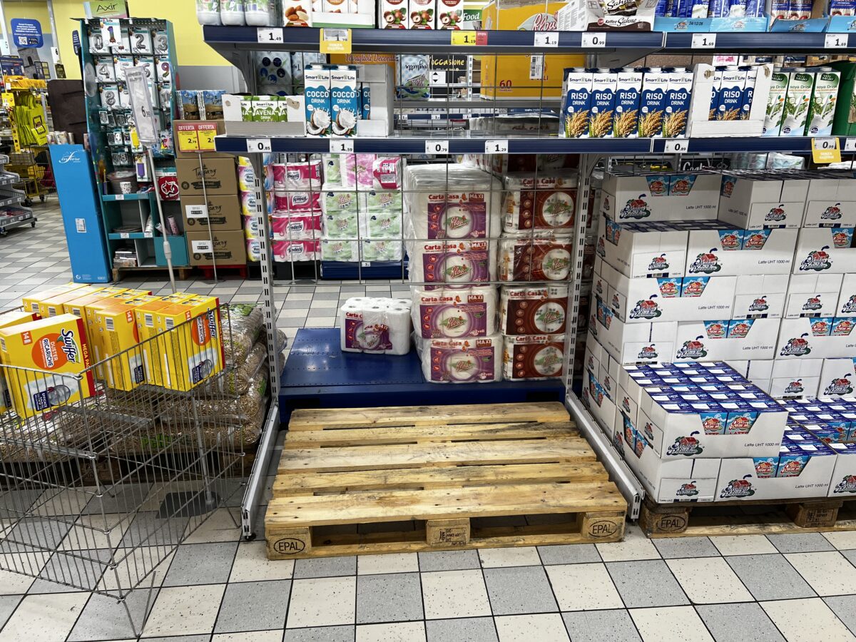 Il Sud fa rumore, ma chi lo ascolta? Tir fermi e scaffali ancora vuoti: le voci e le immagini dai supermercati. Il racconto da Potenza