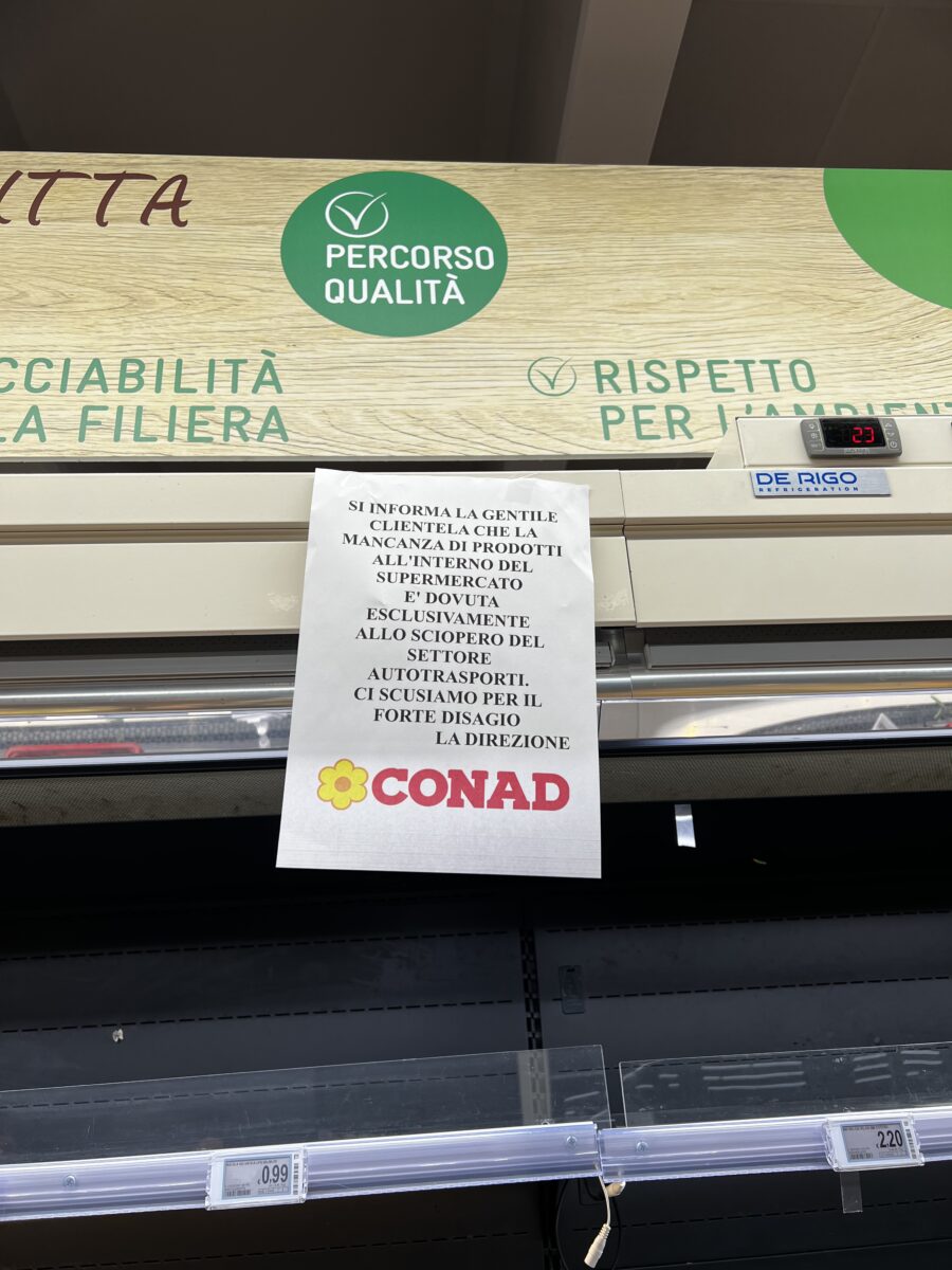 Il Sud fa rumore, ma chi lo ascolta? Tir fermi e scaffali ancora vuoti: le voci e le immagini dai supermercati. Il racconto da Potenza