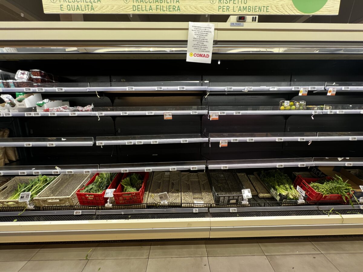 Il Sud fa rumore, ma chi lo ascolta? Tir fermi e scaffali ancora vuoti: le voci e le immagini dai supermercati. Il racconto da Potenza