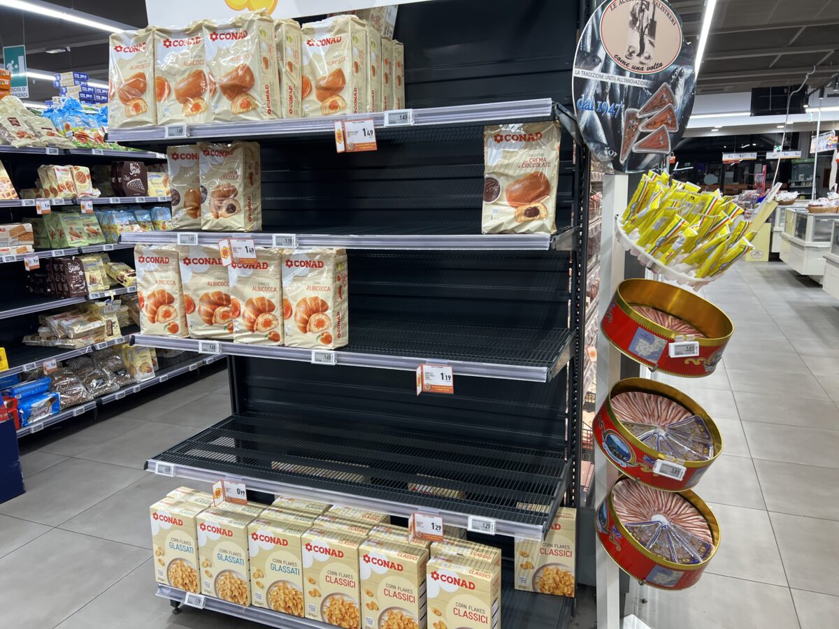 Il Sud fa rumore, ma chi lo ascolta? Tir fermi e scaffali ancora vuoti: le voci e le immagini dai supermercati. Il racconto da Potenza