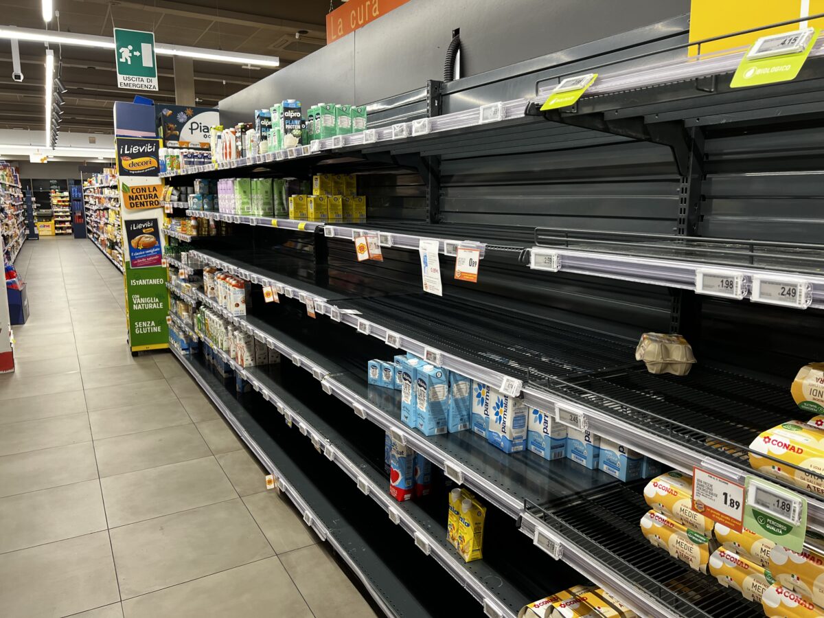 Il Sud fa rumore, ma chi lo ascolta? Tir fermi e scaffali ancora vuoti: le voci e le immagini dai supermercati. Il racconto da Potenza