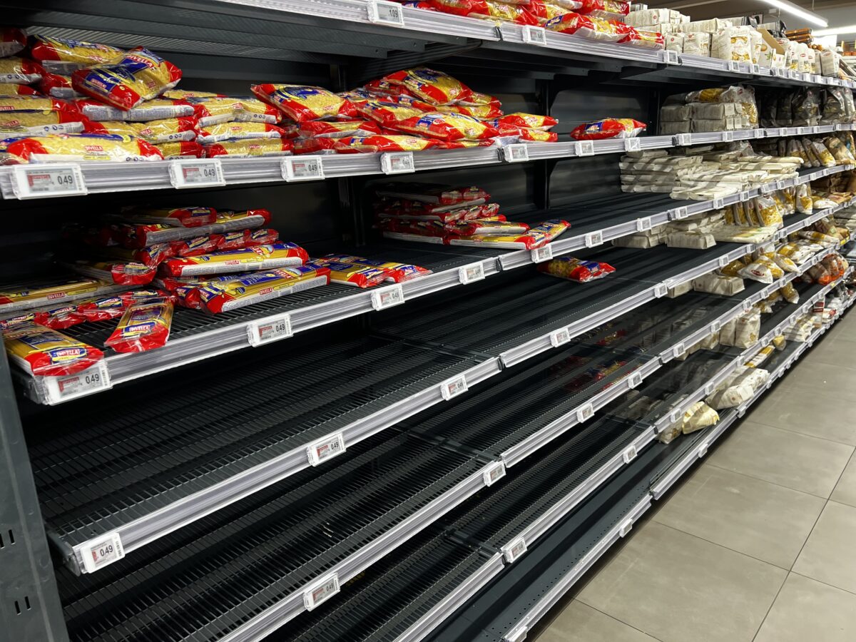 Il Sud fa rumore, ma chi lo ascolta? Tir fermi e scaffali ancora vuoti: le voci e le immagini dai supermercati. Il racconto da Potenza