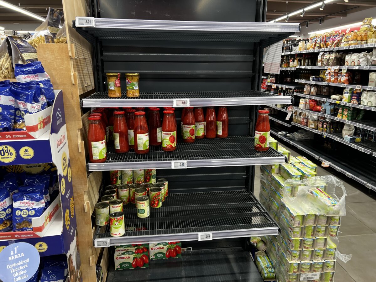Il Sud fa rumore, ma chi lo ascolta? Tir fermi e scaffali ancora vuoti: le voci e le immagini dai supermercati. Il racconto da Potenza