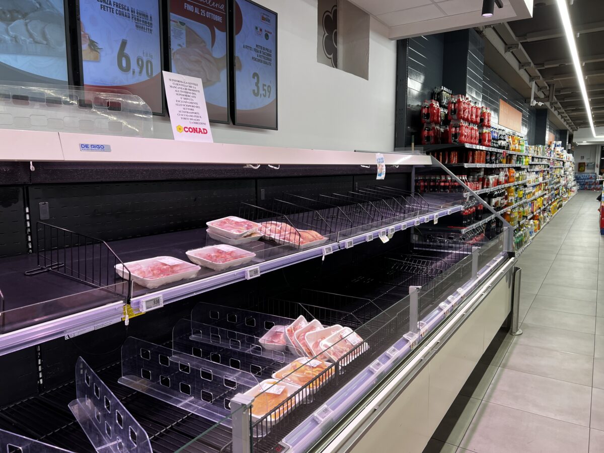 Il Sud fa rumore, ma chi lo ascolta? Tir fermi e scaffali ancora vuoti: le voci e le immagini dai supermercati. Il racconto da Potenza