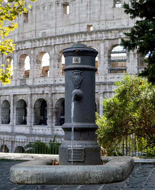 Non chiamatele fontanelle. Da oltre 150 anni, acqua potabile gratis dai “nasoni”, oggi anche in versione hi-tech Non chiamatele fontanelle. Da oltre 150 anni, acqua potabile gratis dai “nasoni”, oggi anche in versione hi-tech