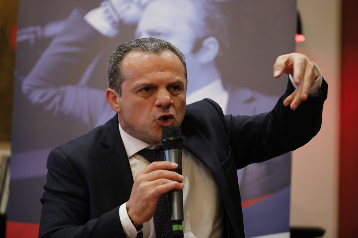 Cateno De Luca sceglie Meloni per le politiche ma avverte: “In Sicilia mani libere”. Poi punge Vannacci: “Fa ‘supercazzole'” Cateno De Luca sceglie Meloni per le politiche ma avverte: “In Sicilia mani libere”. Poi punge Vannacci: “Fa ‘supercazzole'”