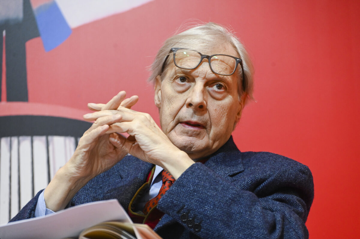 Vittorio Sgarbi ricoverato da dieci giorni, eseguita la tracheotomia percutanea. Il Gemelli: “Condizioni stabili” Vittorio Sgarbi ricoverato da dieci giorni, eseguita la tracheotomia percutanea. Il Gemelli: “Condizioni stabili”