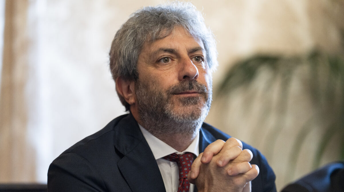 Mille euro al mese ai giovani per due anni, in Campania arriva il “reddito di restanza”: ecco cos’è