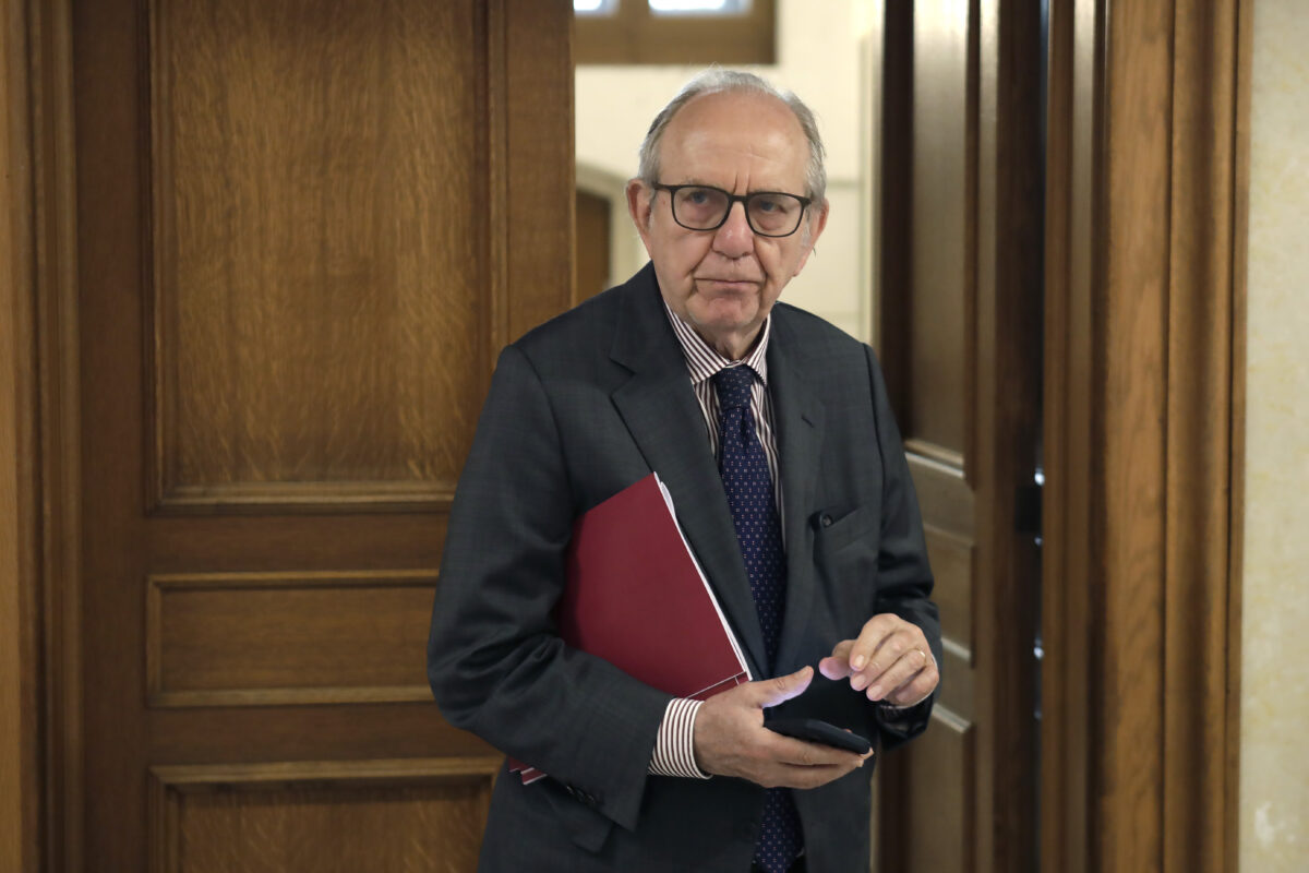 UniCredit, Padoan lascerà la presidenza. Orcel: “Per me una fonte di saggi consigli e di grande esperienza” UniCredit, Padoan lascerà la presidenza. Orcel: “Per me una fonte di saggi consigli e di grande esperienza”