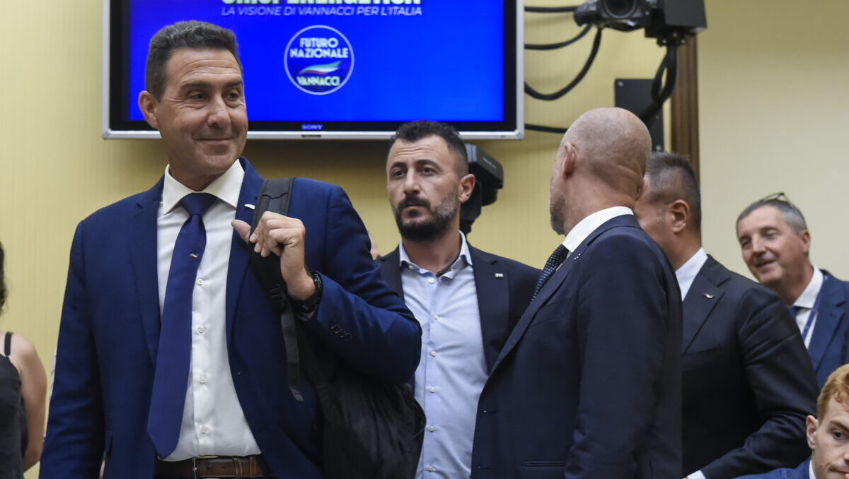 Scontri, la stretta di Vannacci: esercito in piazza, scudo per gli agenti e revoca della cittadinanza. La ricetta di Futuro Nazionale Scontri, la stretta di Vannacci: esercito in piazza, scudo per gli agenti e revoca della cittadinanza. La ricetta di Futuro Nazionale
