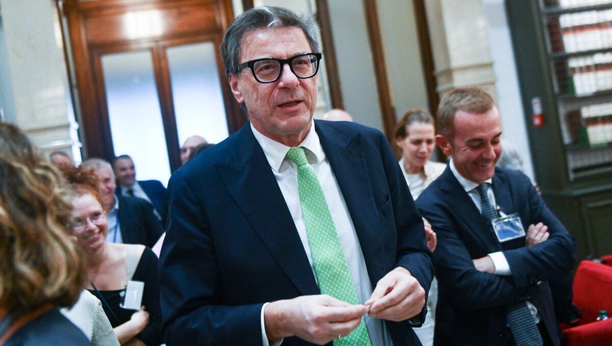 Manovra, Giorgetti non molla: “Chiederemo un contributo alle banche”. E sull’Irpef aperta la partita dei tagli Manovra, Giorgetti non molla: “Chiederemo un contributo alle banche”. E sull’Irpef aperta la partita dei tagli
