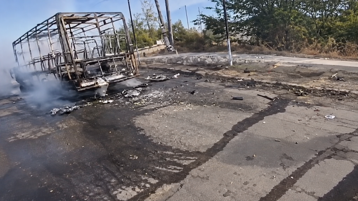 Ucraina, raid russo colpisce due autobus a Kramatorsk: uno distrutto dalle fiamme, almeno 33 morti – VIDEO Ucraina, raid russo colpisce due autobus a Kramatorsk: uno distrutto dalle fiamme, almeno 33 morti – VIDEO
