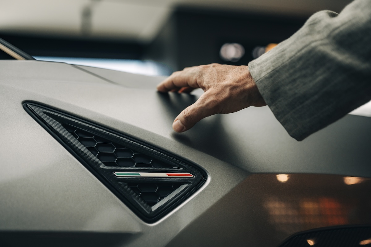 Stefano Accorsi protagonista del viaggio Lamborghini nel Made in Italy