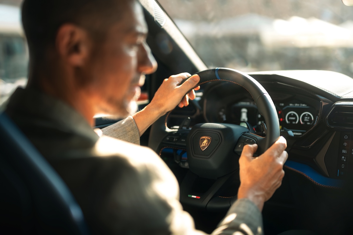 Stefano Accorsi protagonista del viaggio Lamborghini nel Made in Italy