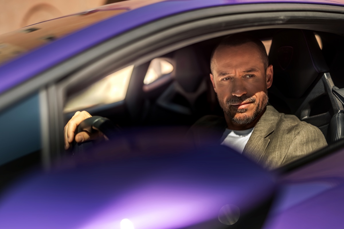 Stefano Accorsi protagonista del viaggio Lamborghini nel Made in Italy