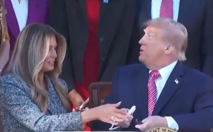 Trump sempre Cavaliere prende in giro Melania: “Non so se la tua firma conti qualcosa”- VIDEO Trump sempre Cavaliere prende in giro Melania: “Non so se la tua firma conti qualcosa”- VIDEO