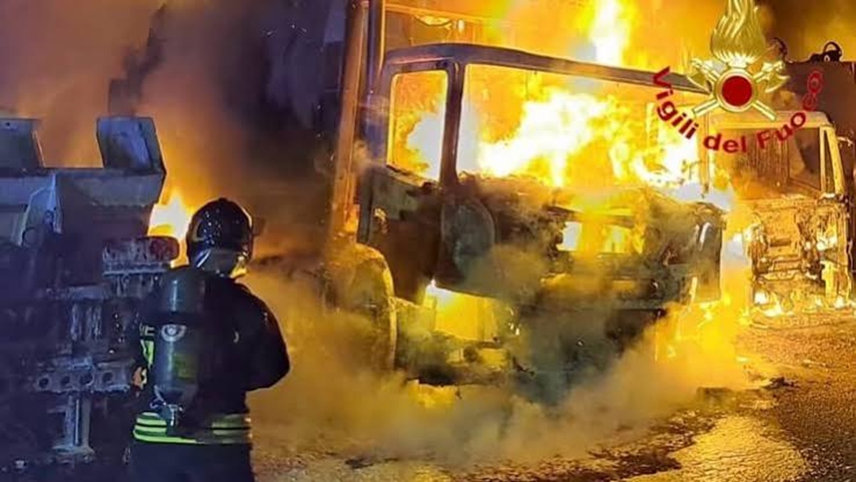 Magenta, incendio nella sede di Asm: tre mezzi distrutti dalle fiamme Magenta, incendio nella sede di Asm: tre mezzi distrutti dalle fiamme