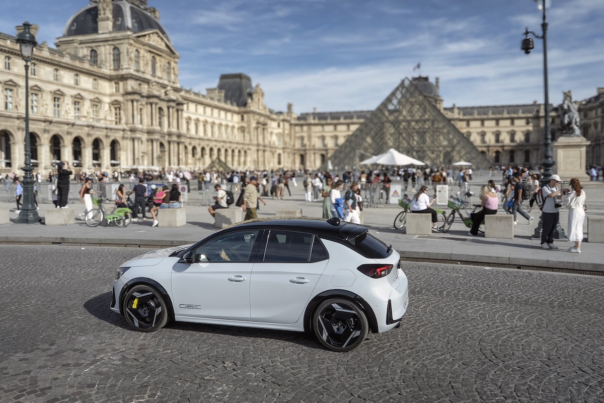 Opel Corsa GSE, la sportiva elettrica che affronta anche i lunghi viaggi Opel Corsa GSE, la sportiva elettrica che affronta anche i lunghi viaggi