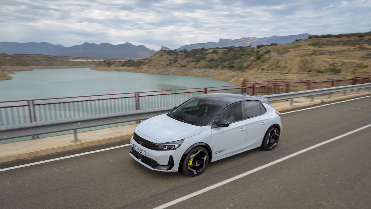 Opel Corsa GSE, la sportiva elettrica che affronta anche i lunghi viaggi Opel Corsa GSE, la sportiva elettrica che affronta anche i lunghi viaggi