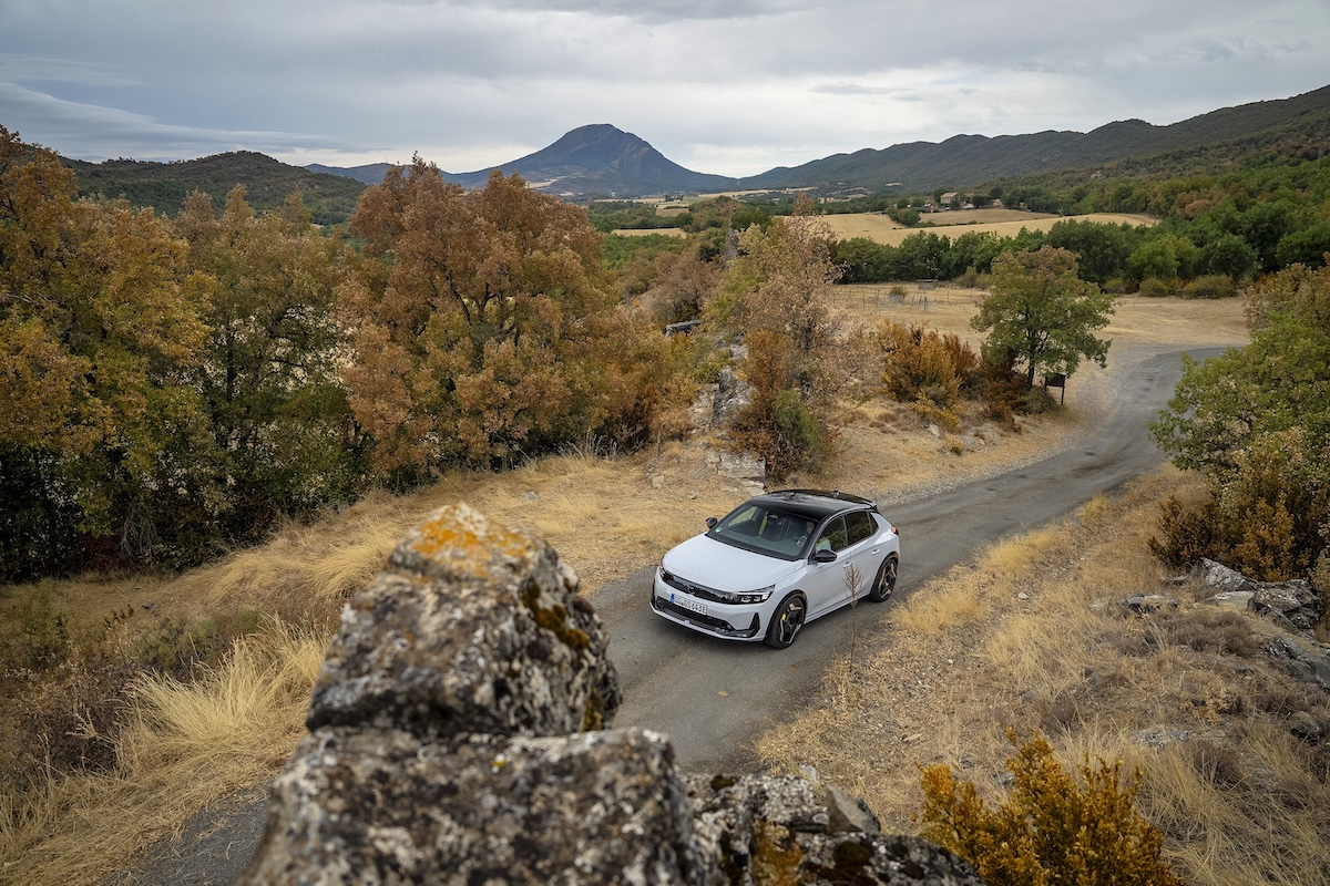 Opel Corsa GSE, la sportiva elettrica che affronta anche i lunghi viaggi Opel Corsa GSE, la sportiva elettrica che affronta anche i lunghi viaggi