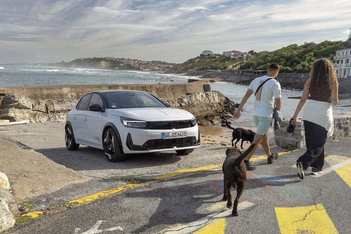 Opel Corsa GSE, la sportiva elettrica che affronta anche i lunghi viaggi Opel Corsa GSE, la sportiva elettrica che affronta anche i lunghi viaggi