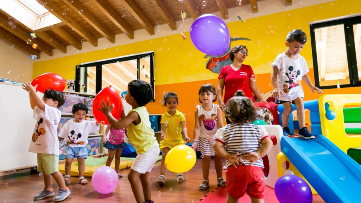 Alla Garbatella, figli parcheggiati e genitori scatenati: il sabato sera torna vietato ai minori Alla Garbatella, figli parcheggiati e genitori scatenati: il sabato sera torna vietato ai minori