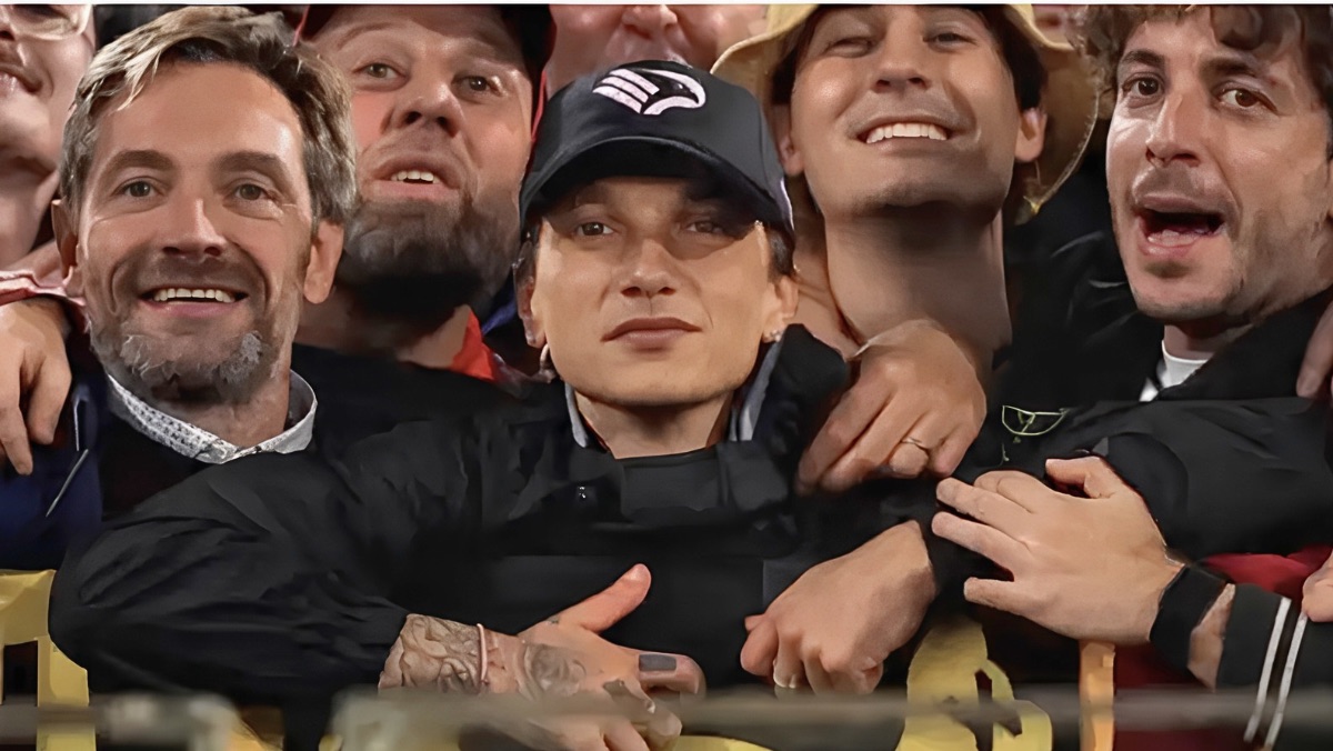 La foto di Ultimo in Curva Sud diventa un caso: abbraccio con l’ultrà di estrema destra dall’ingombrante passato La foto di Ultimo in Curva Sud diventa un caso: abbraccio con l’ultrà di estrema destra dall’ingombrante passato