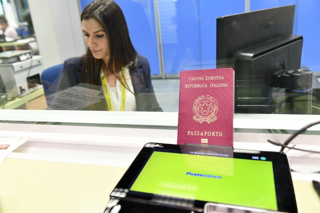 Poste Italiane, superate le 300mila richieste di rilascio e rinnovo dei passaporti Poste Italiane, superate le 300mila richieste di rilascio e rinnovo dei passaporti