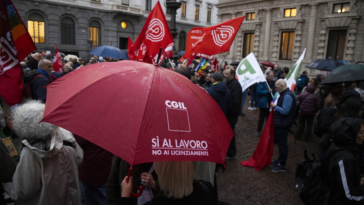 Galleria foto 'Cgil, Anpi e Pd in piazza sotto la pioggia: “Milano democratica risponde alla violenza con l’inclusione”' - foto 1