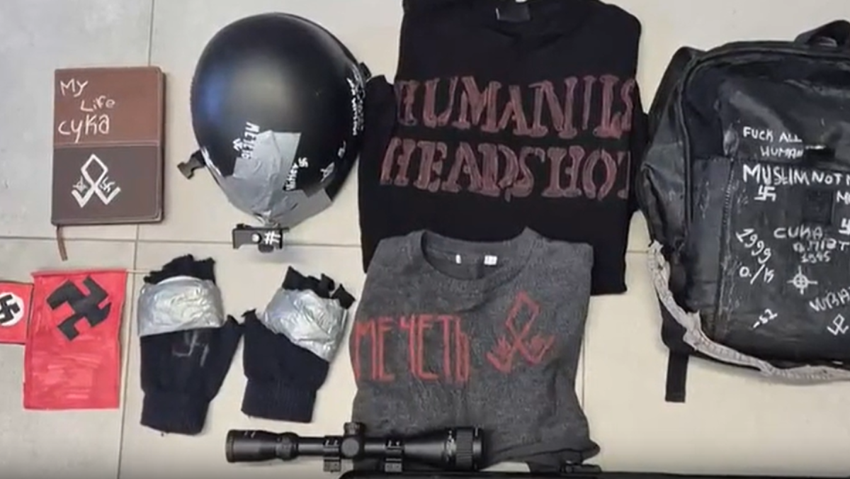 Catania, alludeva a stragi nelle scuole sui social: a casa del 14enne simboli nazisti e un giubbotto antiproiettile Catania, alludeva a stragi nelle scuole sui social: a casa del 14enne simboli nazisti e un giubbotto antiproiettile