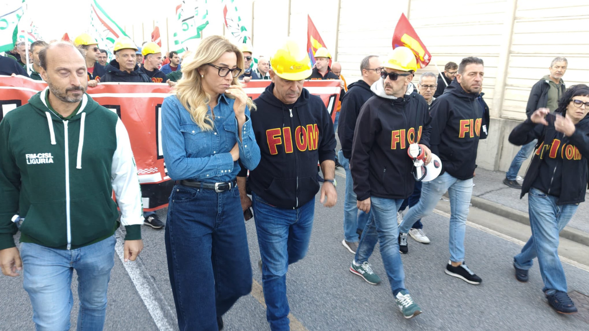 Ex Ilva, Genova scende in piazza: la sindaca Salis in testa al corteo con gli operai, a rischio 900 posti a Cornigliano Ex Ilva, Genova scende in piazza: la sindaca Salis in testa al corteo con gli operai, a rischio 900 posti a Cornigliano