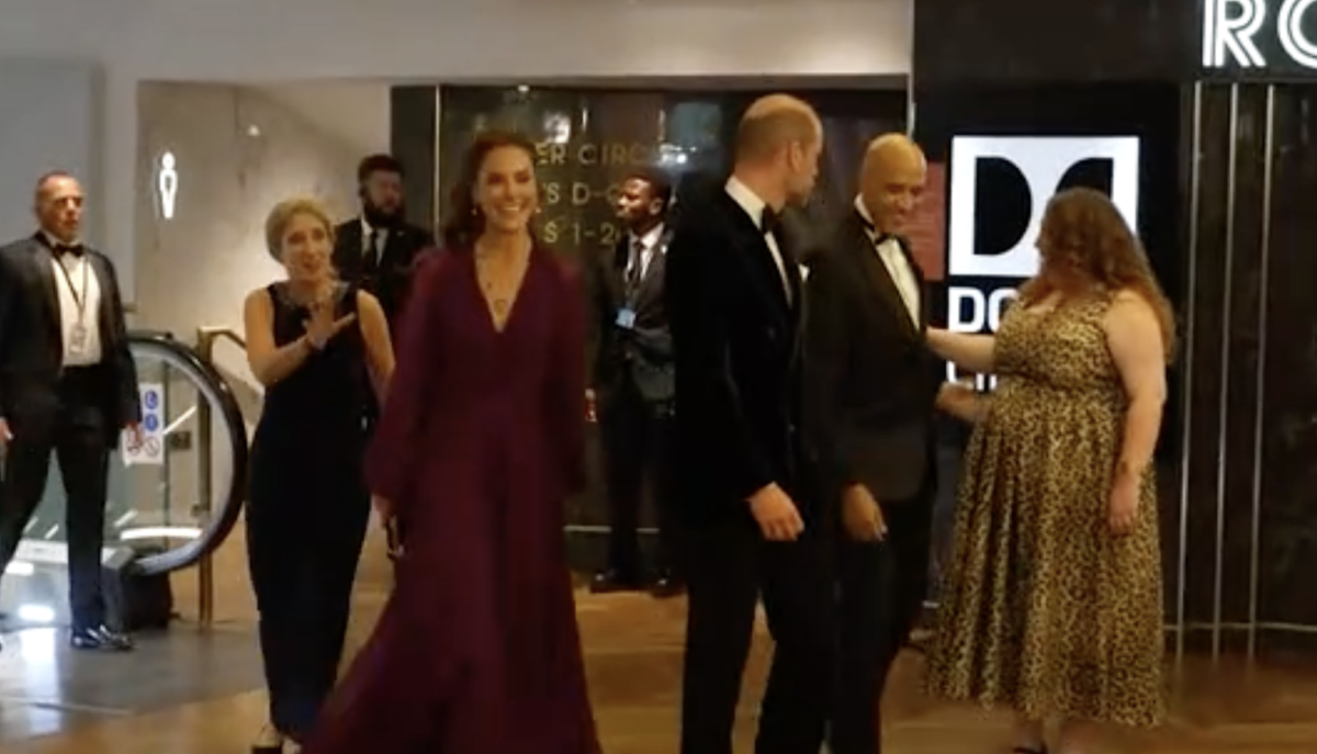 Londra, pesta lo strascico di Kate Middleton: la principessa rischia di cadere e scoppia a ridere – VIDEO Londra, pesta lo strascico di Kate Middleton: la principessa rischia di cadere e scoppia a ridere – VIDEO