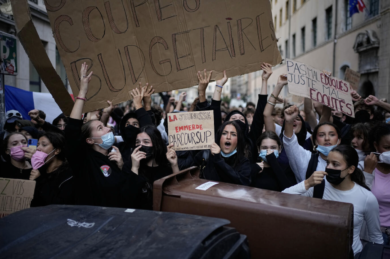 Francia nel caos, continuano le rivolte studentesche: proteste in oltre 500 licei