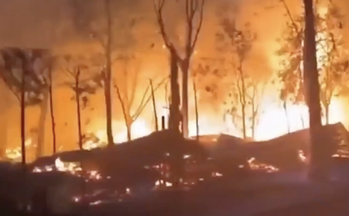 Peschiera del Garda, incendio al camping Bella Italia: le immagini delle fiamme – VIDEO Peschiera del Garda, incendio al camping Bella Italia: le immagini delle fiamme – VIDEO