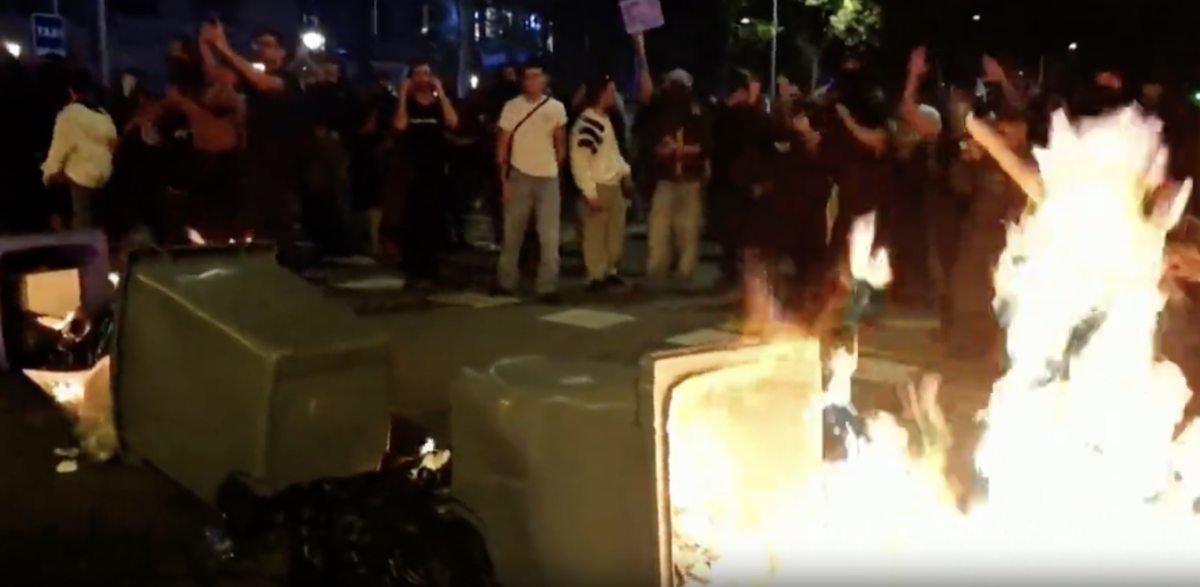 Spagna, scontri a Barcellona nella manifestazione per il diritto alla casa: barricate e cassonetti in fiamme – VIDEO Spagna, scontri a Barcellona nella manifestazione per il diritto alla casa: barricate e cassonetti in fiamme – VIDEO