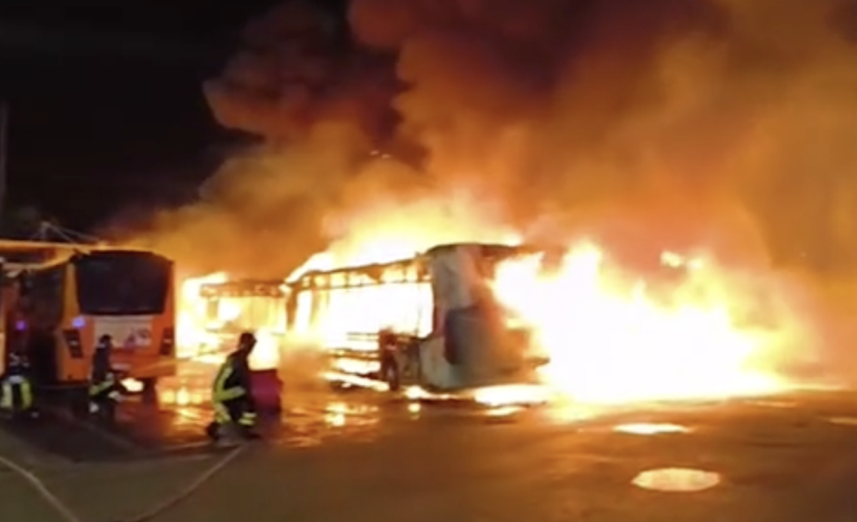 Firenze, maxi incendio nel deposito degli autobus: 12 mezzi distrutti dalle fiamme – VIDEO Firenze, maxi incendio nel deposito degli autobus: 12 mezzi distrutti dalle fiamme – VIDEO