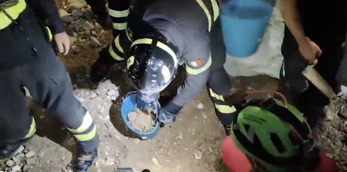 Sardegna, frana in una grotta: speleologo intrappolato a 10 metri di profondità, soccorsi in azione – VIDEO Sardegna, frana in una grotta: speleologo intrappolato a 10 metri di profondità, soccorsi in azione – VIDEO