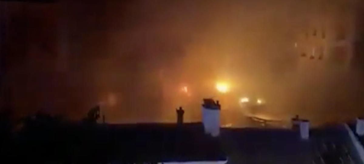 Parigi, maxi incendio devasta il mercato coperto più antico della città: crolla parte della struttura – VIDEO Parigi, maxi incendio devasta il mercato coperto più antico della città: crolla parte della struttura – VIDEO