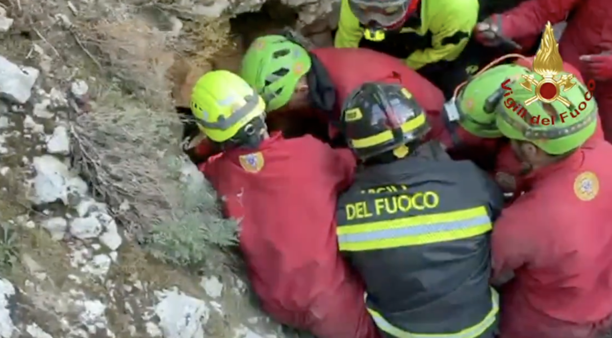 Galleria foto 'Sardegna, estratto vivo dalla grotta dopo 27 ore: salvato lo speleologo 31enne Luca Olmetto' - foto 1