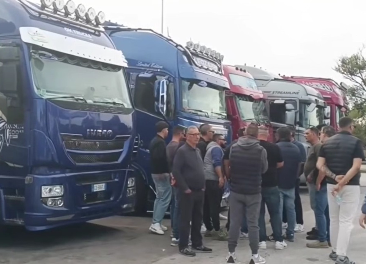 Blocchi e rabbia al Sud, gli autotrasportatori: “Fermiamo tutto”. Il governo li convoca per il 27 ottobre Blocchi e rabbia al Sud, gli autotrasportatori: “Fermiamo tutto”. Il governo li convoca per il 27 ottobre