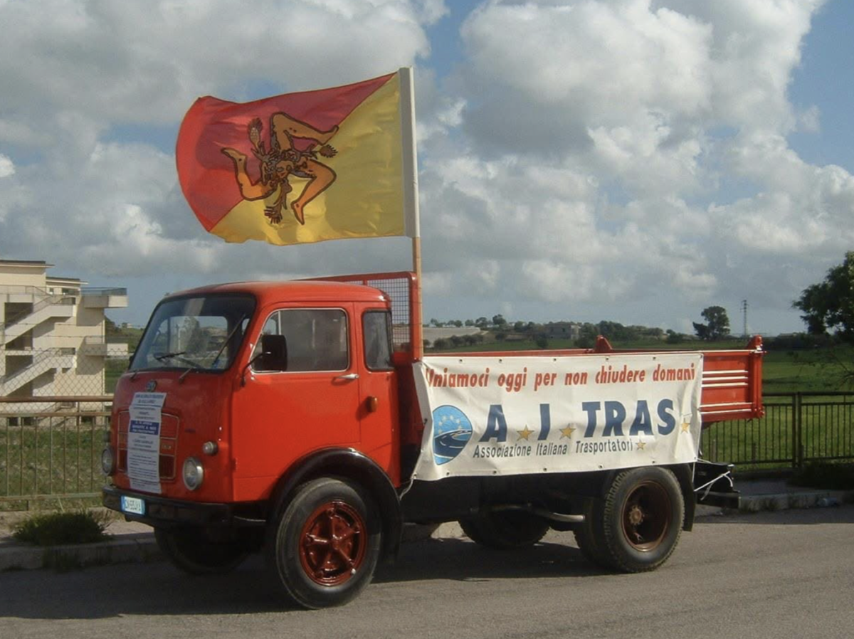 Sicilia, la protesta dei tir arriva sulla spesa: scorte solo per 3-4 giorni. Gli autotrasportatori: “Supermercati vuoti” Sicilia, la protesta dei tir arriva sulla spesa: scorte solo per 3-4 giorni. Gli autotrasportatori: “Supermercati vuoti”