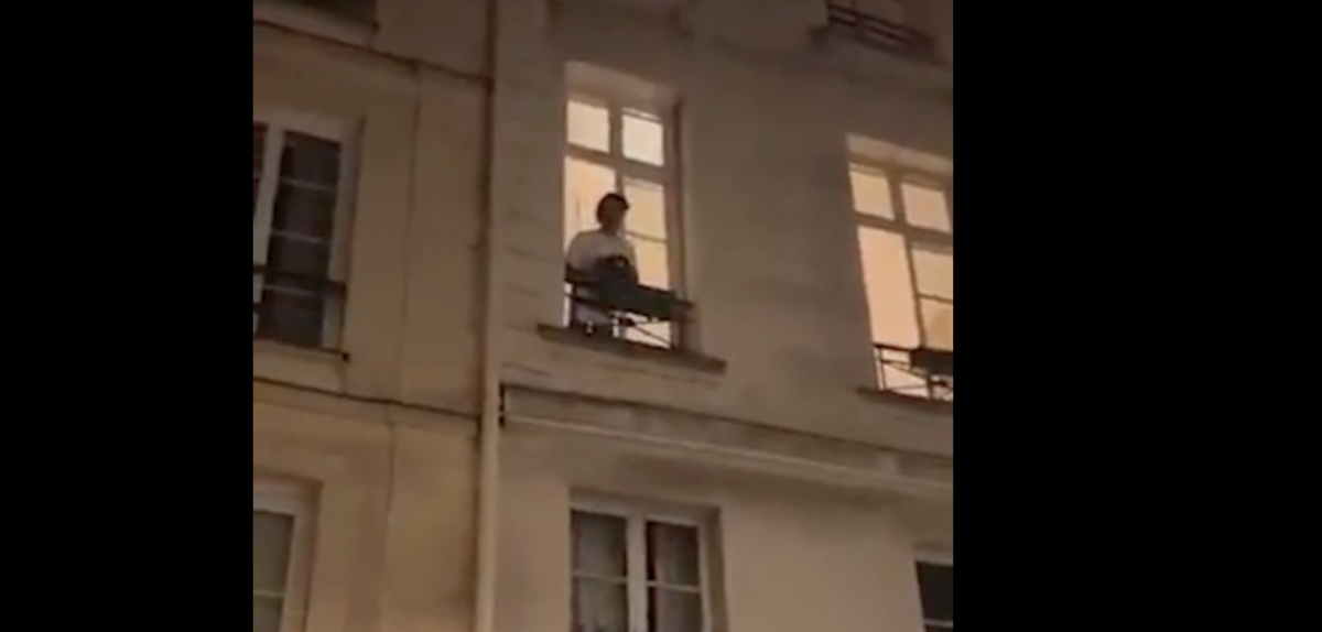 Parigi, saccheggiatori assaltano un negozio: residente lancia acqua bollente dalla finestra per fermarli Parigi, saccheggiatori assaltano un negozio: residente lancia acqua bollente dalla finestra per fermarli