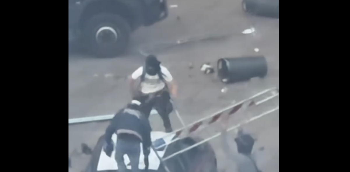 Milano, le devastazioni e i disordini ripresi da chi era in strada: balletti davanti alla polizia e selfie – VIDEO Milano, le devastazioni e i disordini ripresi da chi era in strada: balletti davanti alla polizia e selfie – VIDEO