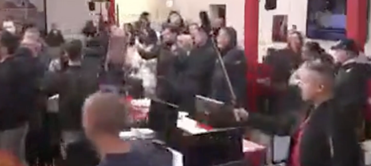 Serbia, manifestanti irrompono nella sede della TV filogovernativa: tensione in diretta e scontri con la polizia – VIDEO Serbia, manifestanti irrompono nella sede della TV filogovernativa: tensione in diretta e scontri con la polizia – VIDEO