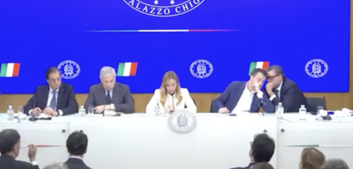 Manovra, Salvini e Giorgetti parlano tra loro durante la conferenza: Meloni li richiama – VIDEO Manovra, Salvini e Giorgetti parlano tra loro durante la conferenza: Meloni li richiama – VIDEO
