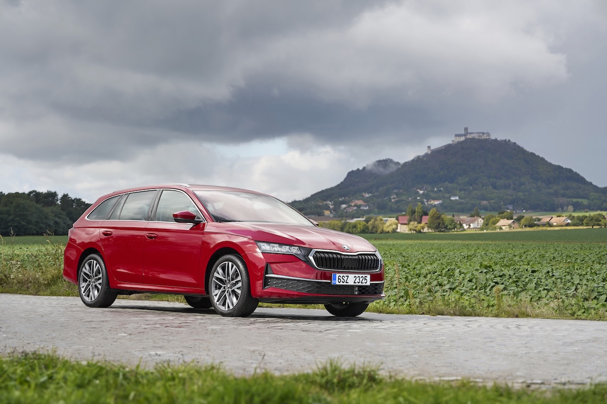 Škoda Octavia diventa full hybrid: due potenze e niente spina Škoda Octavia diventa full hybrid: due potenze e niente spina
